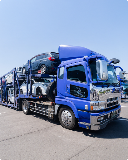 自動車販売店や輸送業者向けの車両を複数台積載した青いキャリアカー