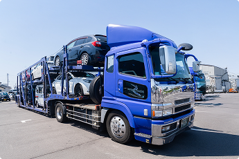 自動車販売店や輸送業者向けの車両を複数台積載した青いキャリアカー